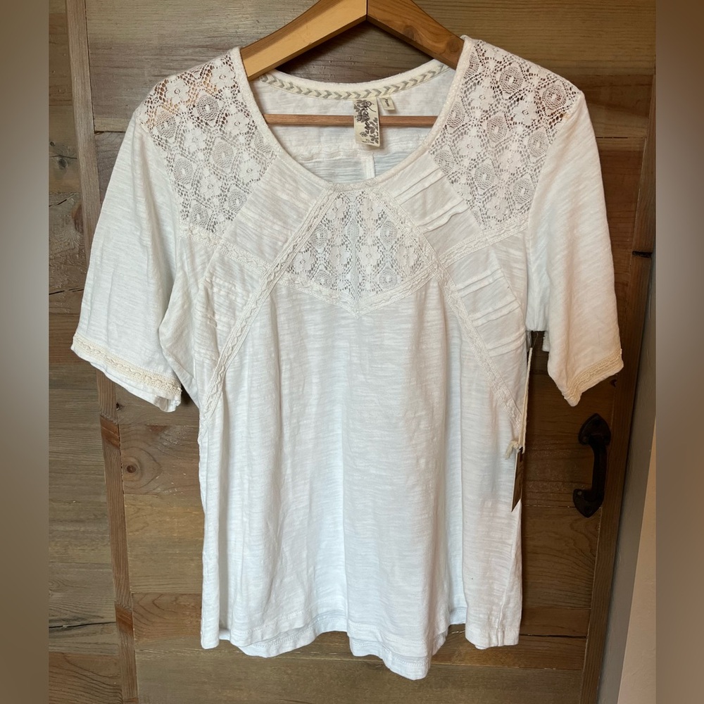 Aventura - organic- Women’s White Lace Yoke Short Sleeve Top